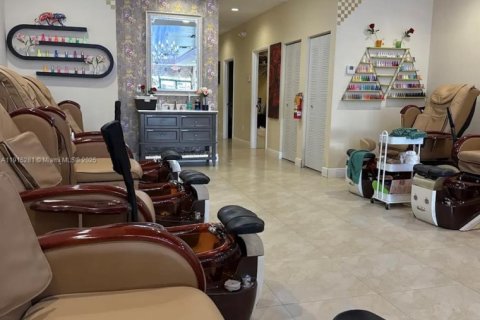 Commercial property in Miami, Florida № 1971549 - photo 4