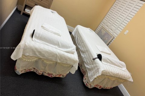 Commercial property in Miami, Florida № 1971549 - photo 8