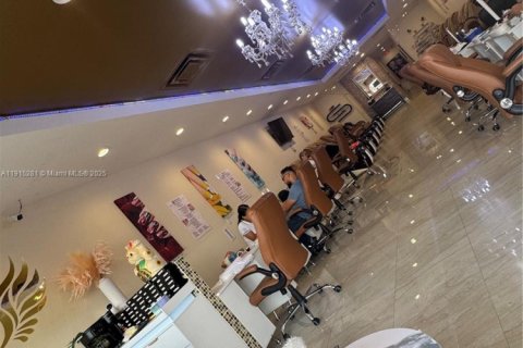 Commercial property in Miami, Florida № 1971549 - photo 2