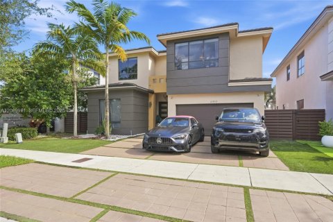 Casa en venta en Miami, Florida, 4 dormitorios, 282.89 m2 № 2370091 - foto 4