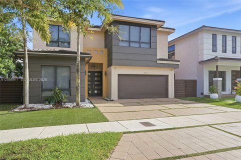 Casa en venta en Miami, Florida, 4 dormitorios, 282.89 m2 № 2370091 - foto 5