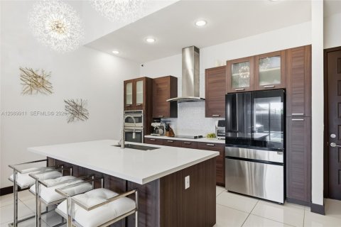 Casa en venta en Miami, Florida, 4 dormitorios, 282.89 m2 № 2370091 - foto 29