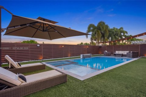 Casa en venta en Miami, Florida, 4 dormitorios, 282.89 m2 № 2370091 - foto 9