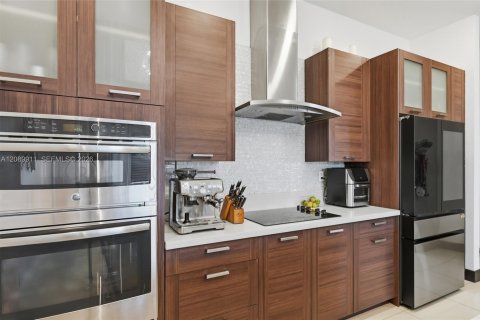 Casa en venta en Miami, Florida, 4 dormitorios, 282.89 m2 № 2370091 - foto 27