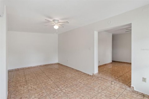 House in Frostproof, Florida 3 bedrooms, 90.95 sq.m. № 2210841 - photo 5