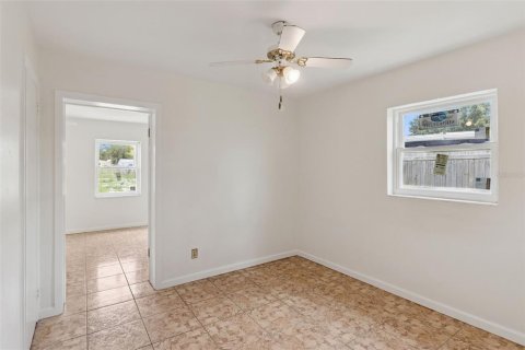 House in Frostproof, Florida 3 bedrooms, 90.95 sq.m. № 2210841 - photo 19