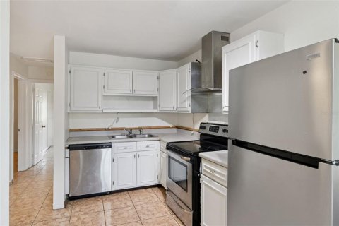 House in Frostproof, Florida 3 bedrooms, 90.95 sq.m. № 2210841 - photo 7