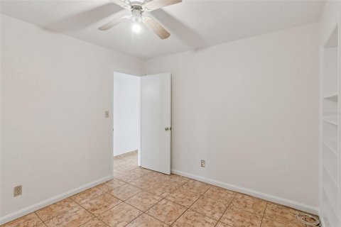 House in Frostproof, Florida 3 bedrooms, 90.95 sq.m. № 2210841 - photo 18