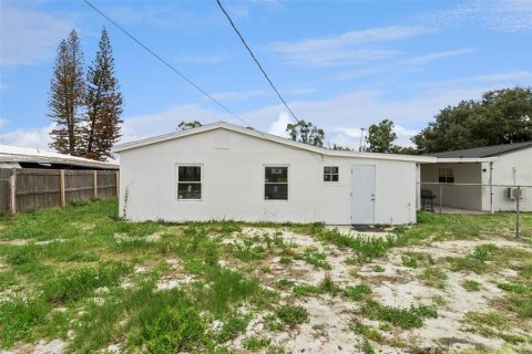 House in Frostproof, Florida 3 bedrooms, 90.95 sq.m. № 2210841 - photo 3