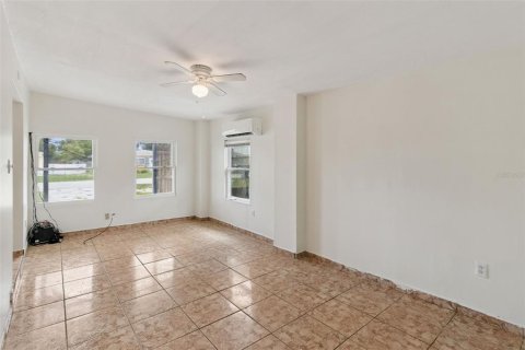 House in Frostproof, Florida 3 bedrooms, 90.95 sq.m. № 2210841 - photo 13