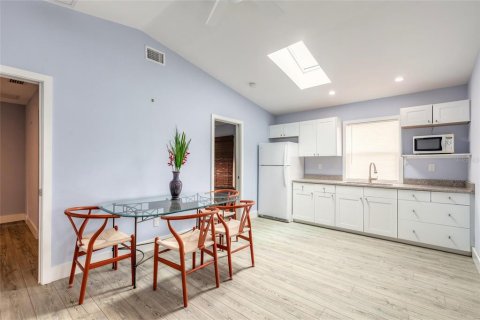 House in New Smyrna Beach, Florida 5 bedrooms, 174.66 sq.m. № 2285441 - photo 4