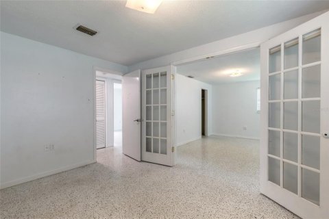 House in New Smyrna Beach, Florida 5 bedrooms, 174.66 sq.m. № 2285441 - photo 6