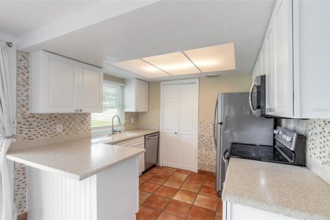 House in New Smyrna Beach, Florida 5 bedrooms, 174.66 sq.m. № 2285441 - photo 17