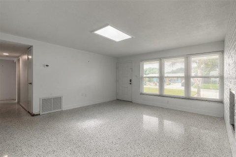 House in New Smyrna Beach, Florida 5 bedrooms, 174.66 sq.m. № 2285441 - photo 11