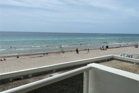 Copropriété à louer à Hollywood, Floride: 2 chambres, 127.09 m2 № 1985338 - photo 3