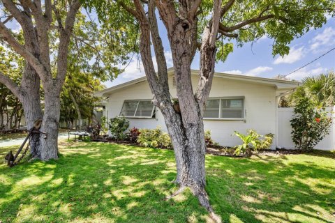 House in St. Lucie, Florida 2 bedrooms, 146.79 sq.m. № 2281283