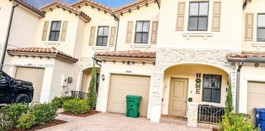 Townhouse in Homestead, Florida 3 bedrooms, 157.47 sq.m. № 2003609