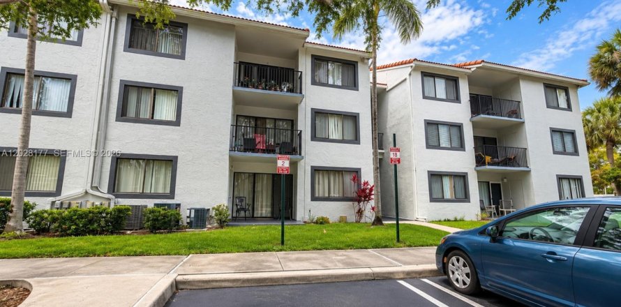 Condominio en Coral Springs, Florida, 2 dormitorios № 2243646