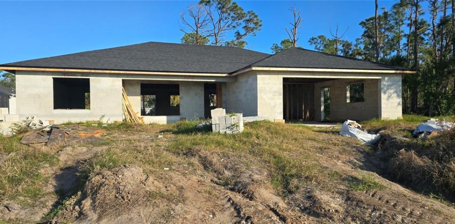 House in Port Charlotte, Florida 3 bedrooms, 139.45 sq.m. № 1718461