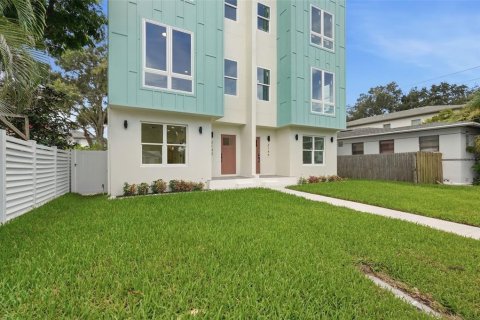 Townhouse in Saint Petersburg, Florida 4 bedrooms, 266.82 sq.m. № 2375600 - photo 6