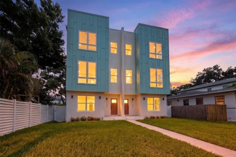 Adosado en Saint Petersburg, Florida 4 dormitorios, 266.82 m2 № 2375600
