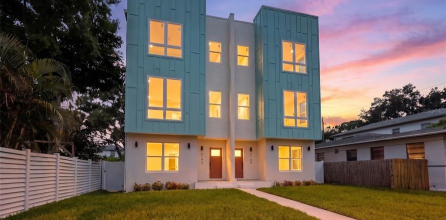 Townhouse in Saint Petersburg, Florida 4 bedrooms, 266.82 sq.m. № 2375600