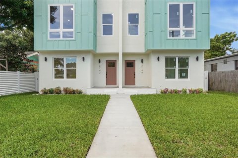 Townhouse in Saint Petersburg, Florida 4 bedrooms, 266.82 sq.m. № 2375600 - photo 5