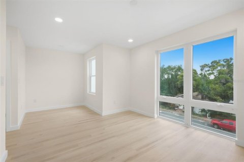 Townhouse in Saint Petersburg, Florida 4 bedrooms, 266.82 sq.m. № 2375600 - photo 26