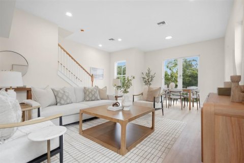 Townhouse in Saint Petersburg, Florida 4 bedrooms, 266.82 sq.m. № 2375600 - photo 3