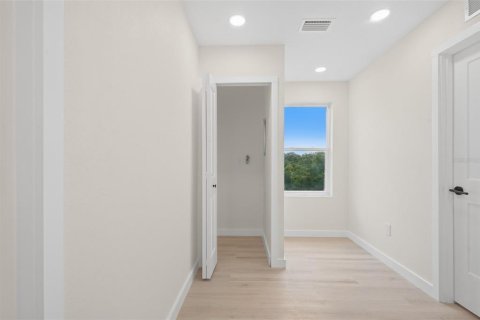 Townhouse in Saint Petersburg, Florida 4 bedrooms, 266.82 sq.m. № 2375600 - photo 30