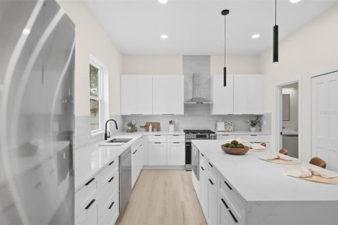 Townhouse in Saint Petersburg, Florida 4 bedrooms, 266.82 sq.m. № 2375600 - photo 14