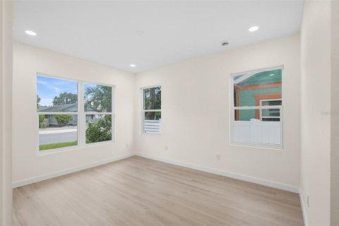 Townhouse in Saint Petersburg, Florida 4 bedrooms, 266.82 sq.m. № 2375600 - photo 8