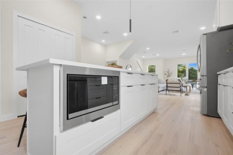 Townhouse in Saint Petersburg, Florida 4 bedrooms, 266.82 sq.m. № 2375600 - photo 17