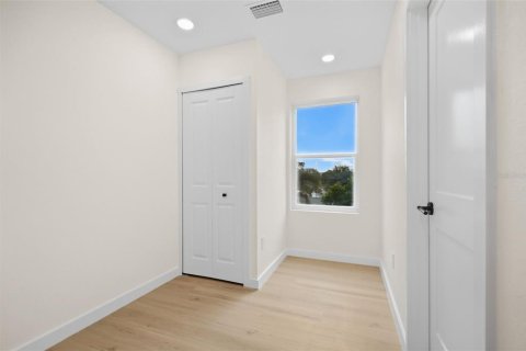 Townhouse in Saint Petersburg, Florida 4 bedrooms, 266.82 sq.m. № 2375600 - photo 23