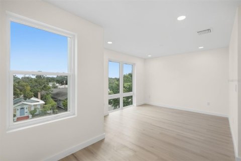 Townhouse in Saint Petersburg, Florida 4 bedrooms, 266.82 sq.m. № 2375600 - photo 25