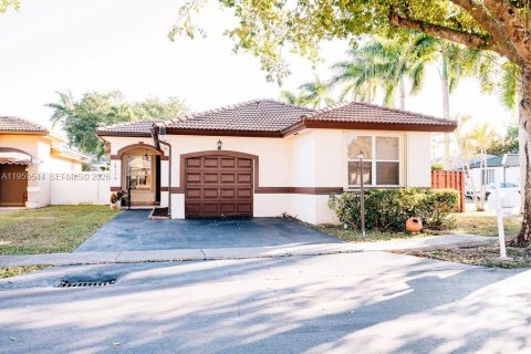 House in Miami, Florida 4 bedrooms, 161.56 sq.m. № 2020339