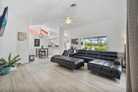 House in Tampa, Florida 2 bedrooms, 101.91 sq.m. № 1775392 - photo 5