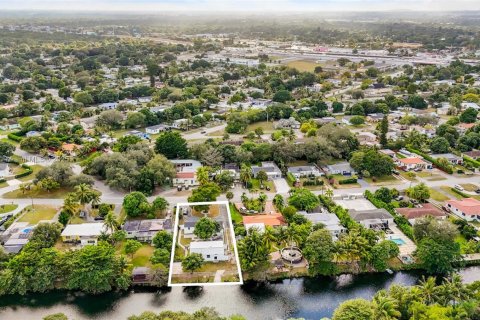 Villa ou maison à louer à Miami, Floride: 3 chambres, 123.1 m2 № 1975940 - photo 4