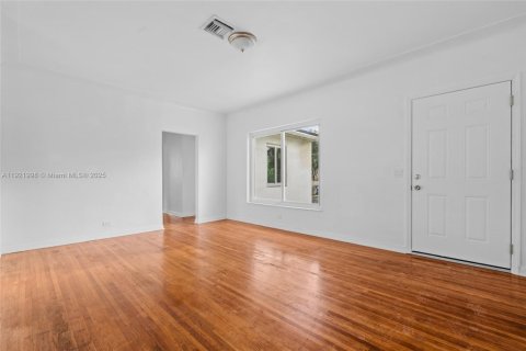 Villa ou maison à louer à Miami, Floride: 3 chambres, 123.1 m2 № 1975940 - photo 8