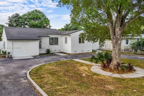 Villa ou maison à louer à Miami, Floride: 3 chambres, 123.1 m2 № 1975940 - photo 1