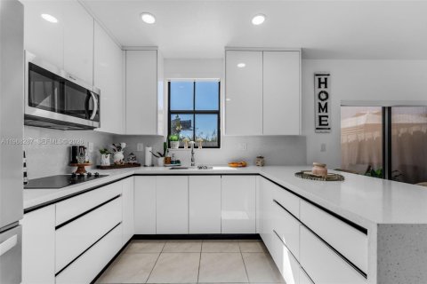 Townhouse in Florida City, Florida 3 bedrooms, 132.66 sq.m. № 2031677 - photo 10