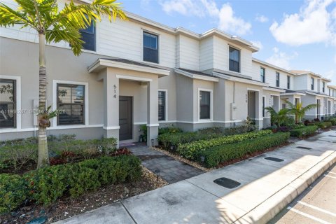 Townhouse in Florida City, Florida 3 bedrooms, 132.66 sq.m. № 2031677 - photo 3