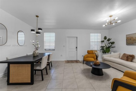 Townhouse in Florida City, Florida 3 bedrooms, 132.66 sq.m. № 2031677 - photo 5