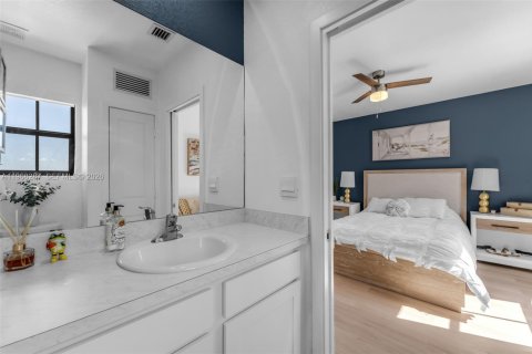 Townhouse in Florida City, Florida 3 bedrooms, 132.66 sq.m. № 2031677 - photo 21