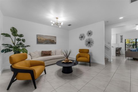 Townhouse in Florida City, Florida 3 bedrooms, 132.66 sq.m. № 2031677 - photo 4