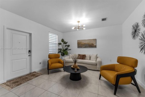 Townhouse in Florida City, Florida 3 bedrooms, 132.66 sq.m. № 2031677 - photo 6