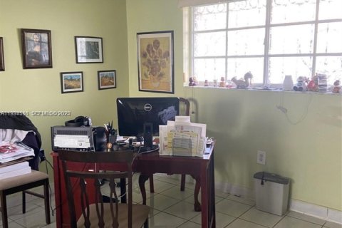 Condo in Hialeah Gardens, Florida, 2 bedrooms  № 1992833 - photo 9