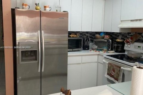 Condo in Hialeah Gardens, Florida, 2 bedrooms  № 1992833 - photo 4