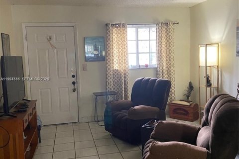 Condo in Hialeah Gardens, Florida, 2 bedrooms  № 1992833 - photo 3
