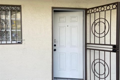 Condo in Hialeah Gardens, Florida, 2 bedrooms  № 1992833 - photo 2